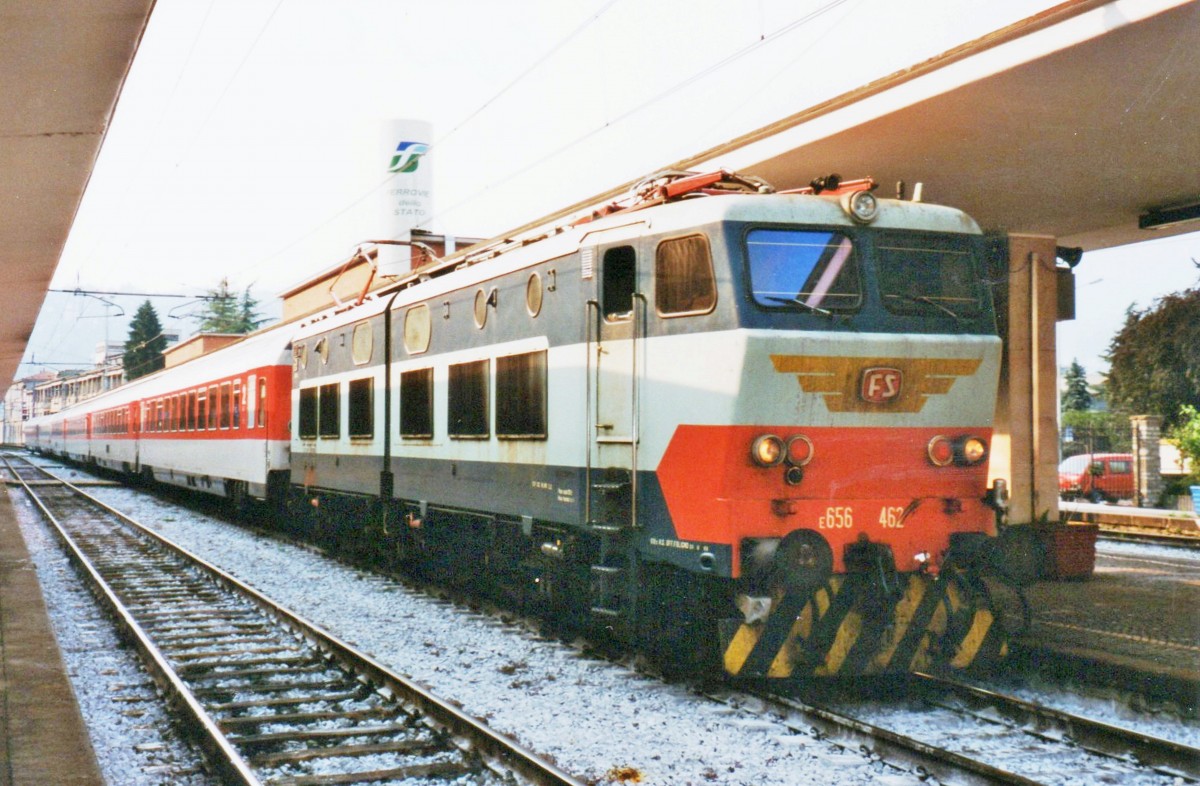 Scanbild von FS Caymani E 656 462 mit EC 9 'PAGANINI' in Como San Giovanni am 20 Juni 2001 -mit Dank an der Lokführer, der schön anfuhr, der Fotograf sah und noch etwas bremmste, damit das Bild gemacht werden könnte. Grazie! 