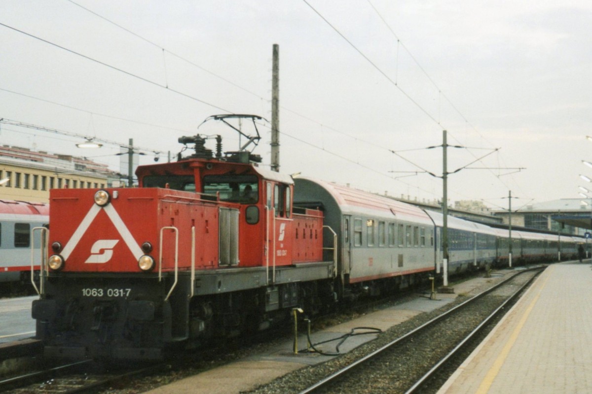 Scanbild von ÖBB 1063 031 mit ÖBB-Schlafwagen in Wien West am 22 Mai 2005.