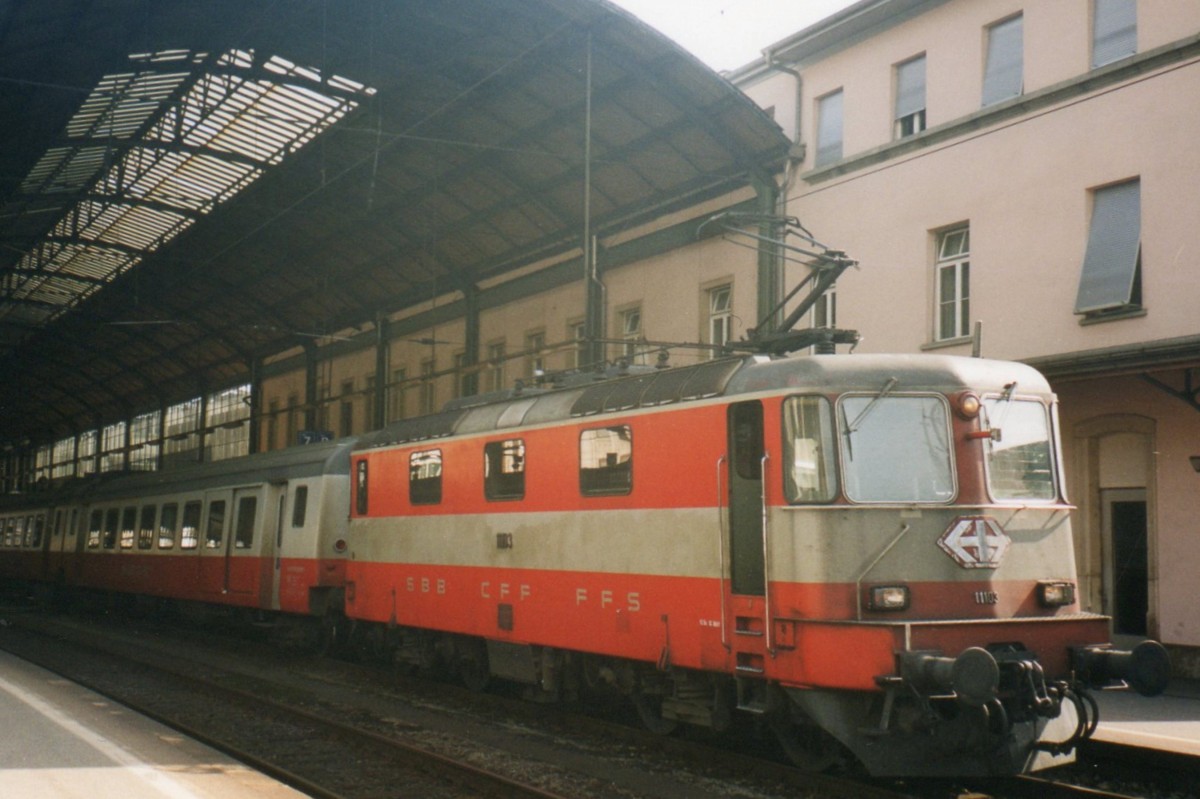 Scanbild von SBB 11103 mit Swiss-Express Garnitur in OLten am 27 Juli 1999.