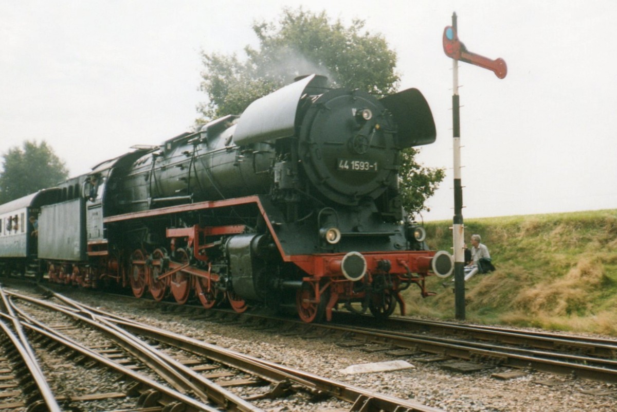 Scanbild von VSM-Dampfross 44 1593 in Beekbergen, das Bw dieser Niederländischen Museumseisenbahn, 4 September 2000. 