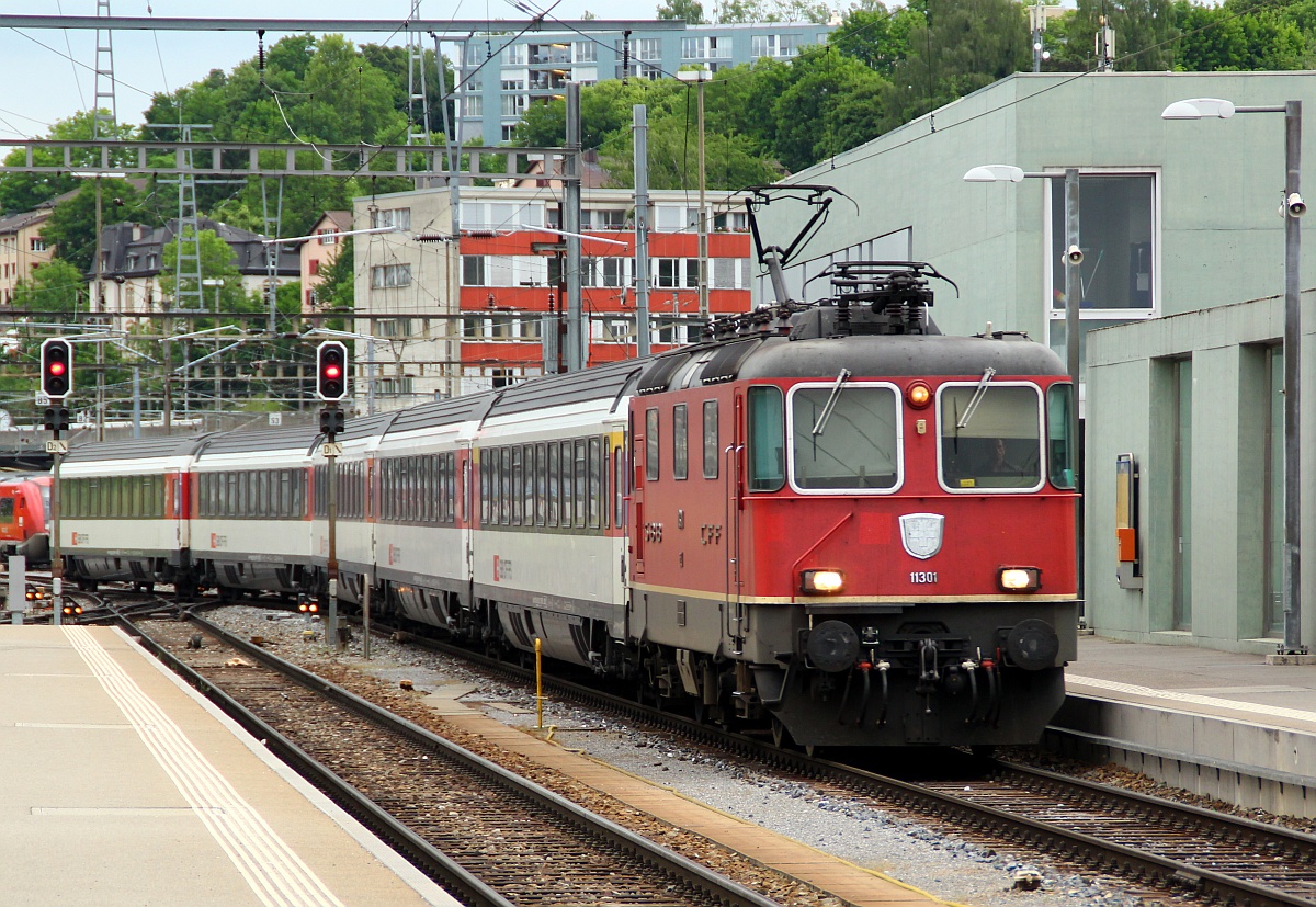 Schaffhausen am 01.06.2012, die SBB Re 4/4 II 11301 hat mit einem IC Einfahrt in den Bahnhof von Schaffhausen(üaVinG).