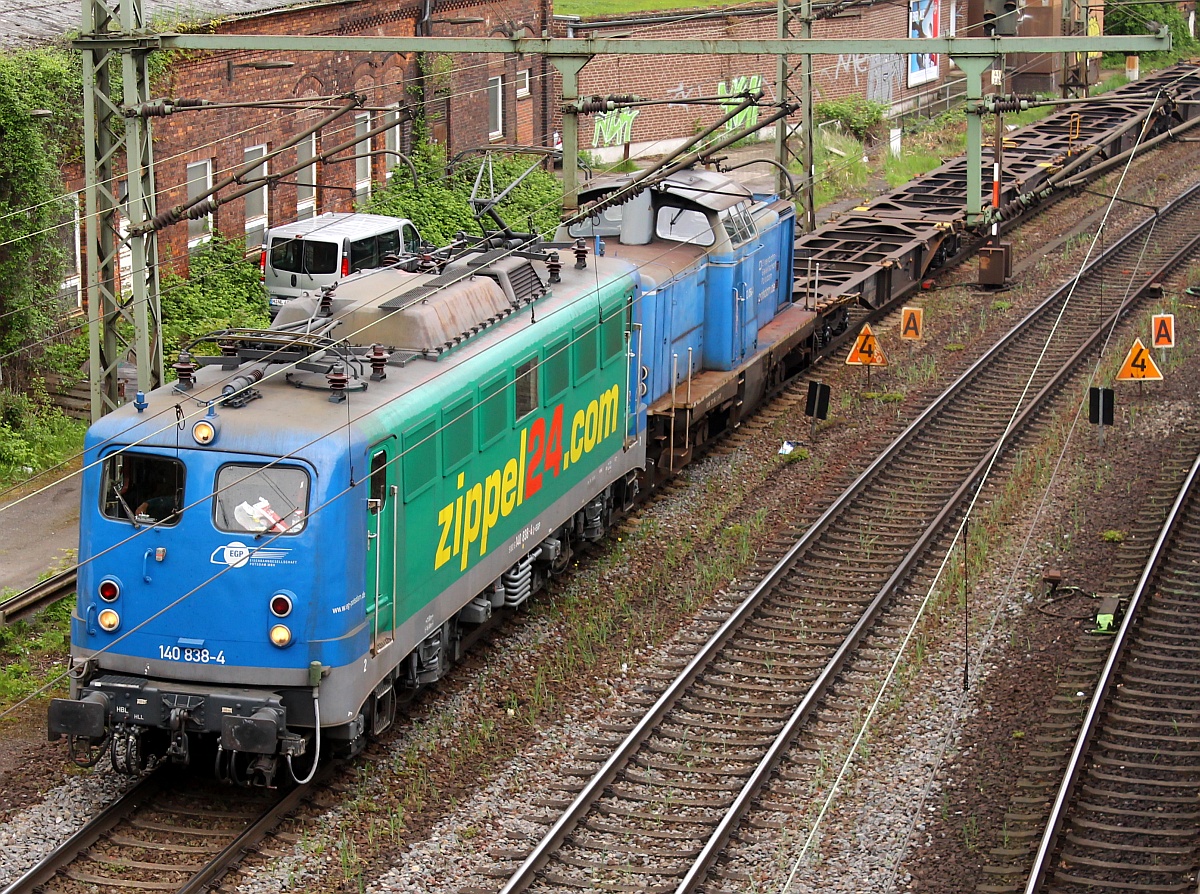 Schick sehen sie aus die blauen E40er der EGP...hier kommt die 140 838-4 zusammen mit der 212 054-1 und einem wenige genutzten Containerzug durch Hamburg Harburg gefahren. 09.05.2015