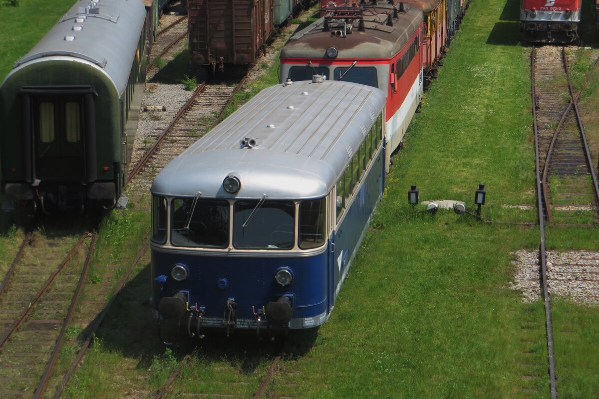 Schienenbus 5081.15 steht am 21 Mai 2023 abgestellt ins Heizhaus Strasshof und wird von einer Brücke fotografiert.