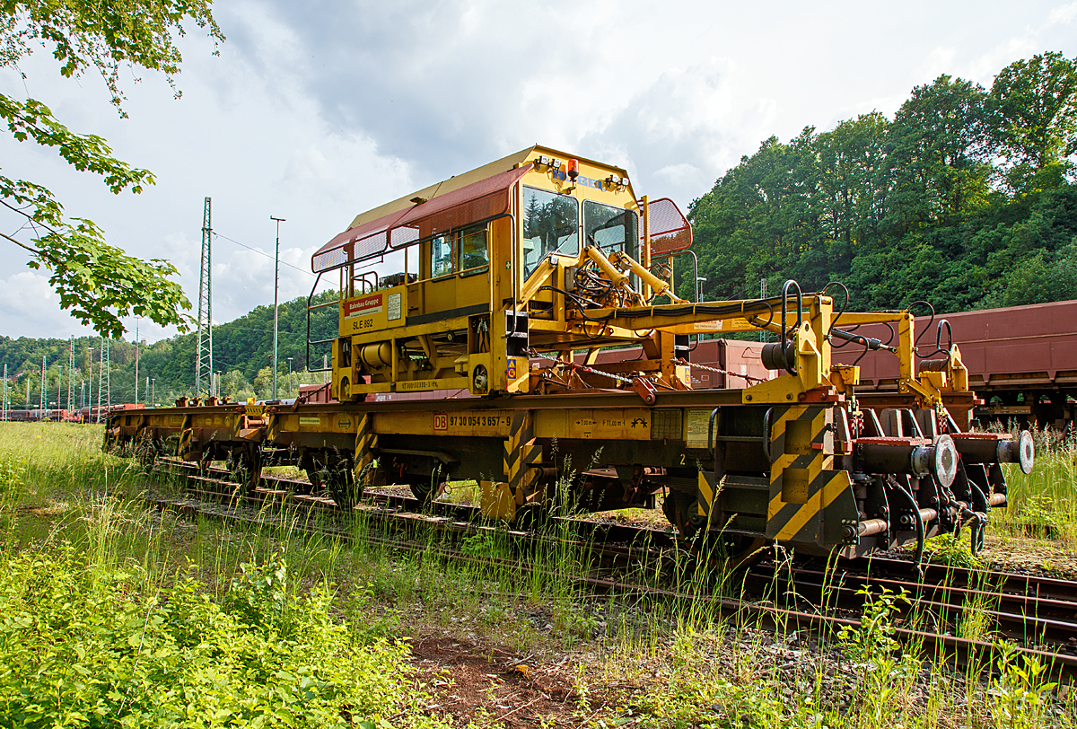 
Schienenladezugeinrichtung-Portalkran 40.61 - 36 ATZ (Schweres Nebenfahrzeug Nr. SLE 892 / 97 30 01 32 300-3) mit den beiden Rutschenwagen (Schweres Nebenfahrzeug Nr. 97 30 054 3 657-9 und 97 30 054 3 557-1) der DB Bahnbau Gruppe sind am 29.05.2016 in Betzdorf/Sieg abgestellt. 

Der Portalkran 40.61 - 36 ATZ wurde 1994 von Robel gebaut, die beiden Rutschenwagen wurden 1978 von Robel gebaut. 

Mit dieser Einrichtung werden Langschienen von speziellen Langschienenwagen neben oder ins Gleis gelegt bzw. alte Schienen aufgenommen.

TECHNISCHE DATEN:
Schienenladezugeinrichtung-Portalkran 40.61 - 36 ATZ  „SLE 892“
Eigengewicht: 8,8 t
Nutzlast: 1 t
Bremse: Hydraulisch
Höchstgeschwindigkeit (Hg): 10 km/h (Eigenfahrt auf den Wagen)
Zur Mitfahrt zugel. Personen: 1

Schienenladezugeinrichtung- Rutschenwagen (jeweils)
Spurweite: 1.435 mm
Anzahl der Achsen: 2
Länge über Puffer: 11,00 m
Achsabstand: 7,00 m
Eigengewicht: 14,0 t
Bremse: KE-GP
Höchstgeschwindigkeit (Hg): 100 km/h 