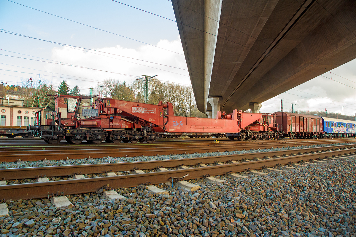 
Schienentiefladewagen (Tragschnabelwagen) mit Sondereinrichtungen mit 12 Radstzen der Gattung Uaai 821 der HCS (Heavy Cargo + Service), eingestellt als 86 80 995 2 920-8 D-NCS, mit einem Gbs 256 (48 80 D-NCS 1555 084-0) und einem Begleitwagen (37 RIV 55 H-NCS 970 0 004-7) abgestellt am 21.11.2015 in Kreuztal.
