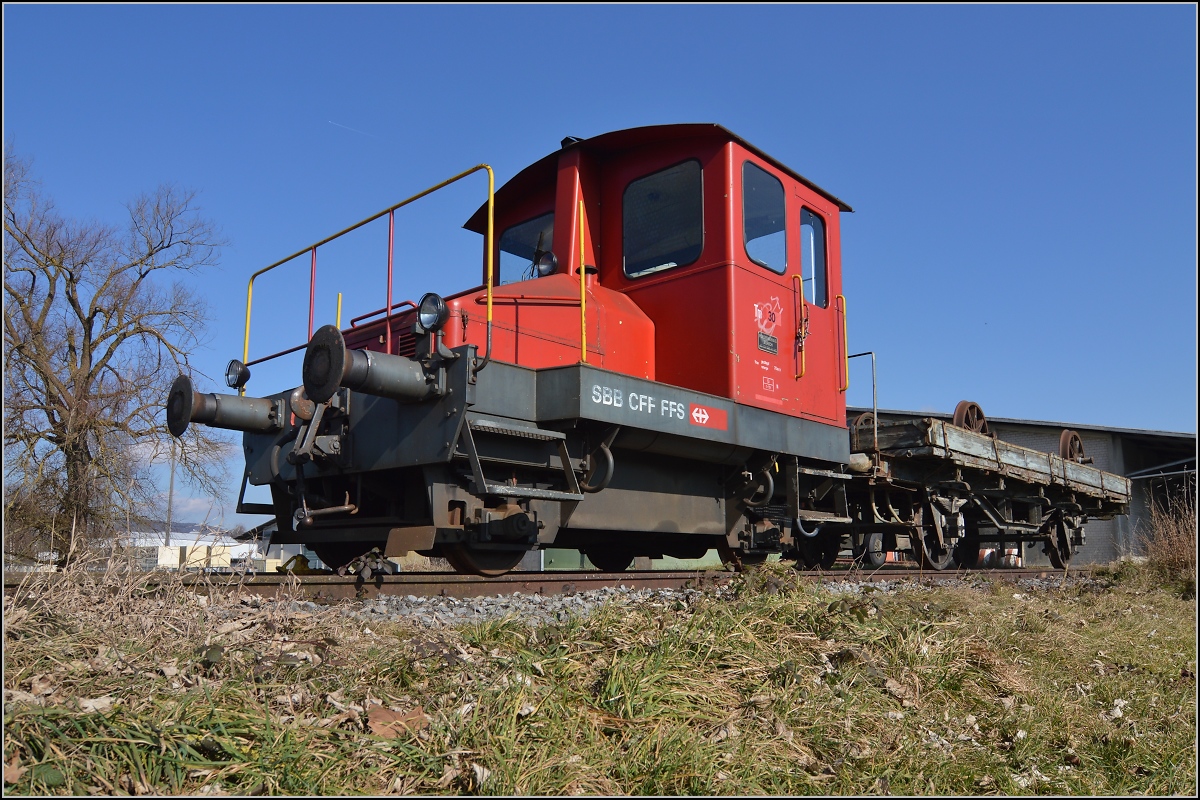 Schienentraktor Spitzmaus.

Schienentraktor Tm<sup>I</sup> Nr. 477 hat eine neue Arbeitsstelle gefunden. Vor dem Verlad nach Sargans gab es noch einen Fototermin... auf einer Wiese am Ende eines Industriegleises in Frauenfeld, wo er bisher mit einem deutlich älteren Güterwagen sein Dasein fristete. Um den Erhalt kümmert sich IG Schiene Schweiz. Februar 2014.<br><br>Schienentraktor Tm<sup>I</sup> Nr. 477 der SBB<br>Baujahr 1964 bei Robert Aebi in Regensdorf/ZH<br>Gewicht 13 t<br>LüP 5,19 m<br>Motor KHD 90 PS<br>Höchstgeschwindigkeit 50 km/h /geschleppt 70 km/h<br><br>Güterwagen M4 Nr. 257 der RHB (Rorschach-Heiden-Bahn)<br>Baujahr 1898 in Monçeau