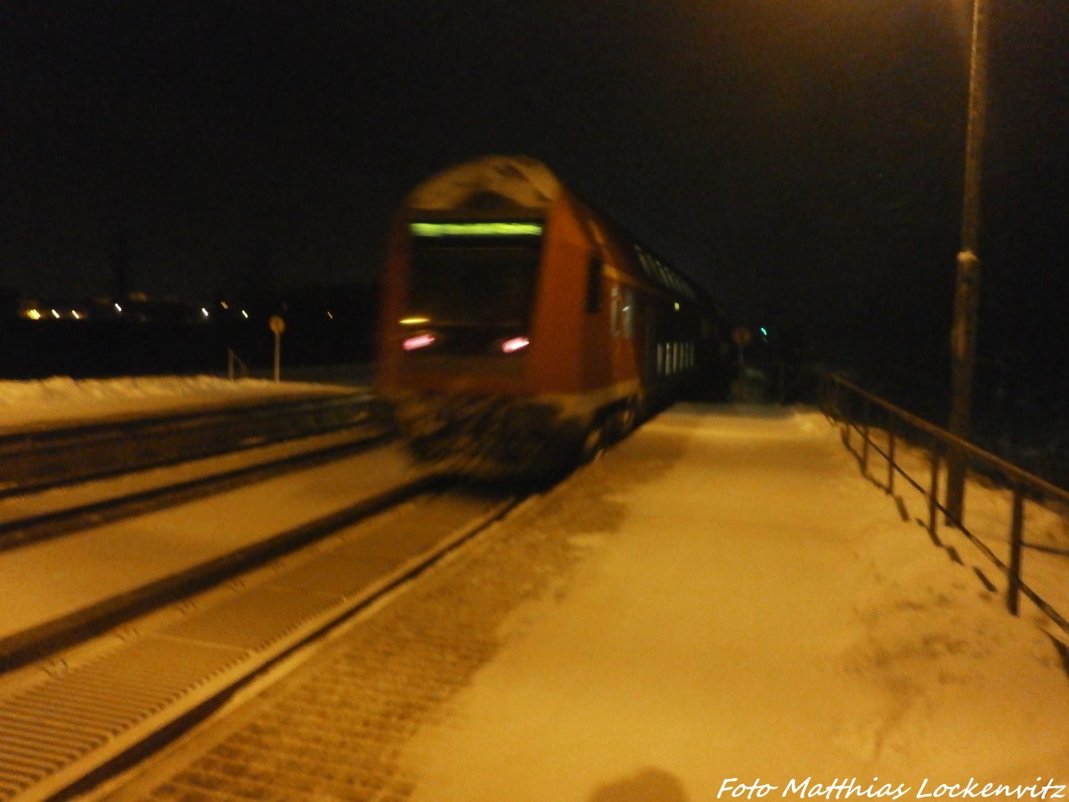 Schlusslicht von 143 XXX-X mit RB 37802 mit ziel Lutherstadt Wittenberg beim verlassen des Bahnhofs Landsberg (b Halle/Saale) am 30.12.14