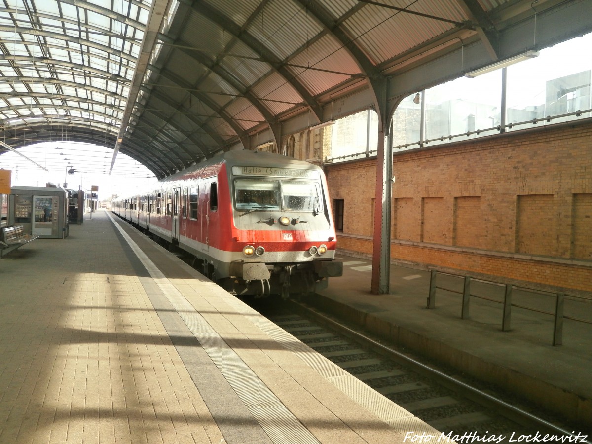 Schlusslicht von MRCE ES 64 U2 - 028 am RB20 im Bahnhof Halle (S) Hbf am 11.5.15