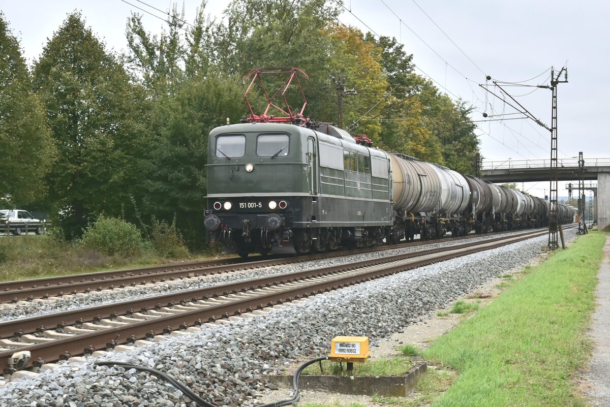 Schmankerl mit Öler. 151 001 der BayernBahn mit ihren Kesselwagen bei Thüngersheim gen Gemünden fahrend am 6.10.2024