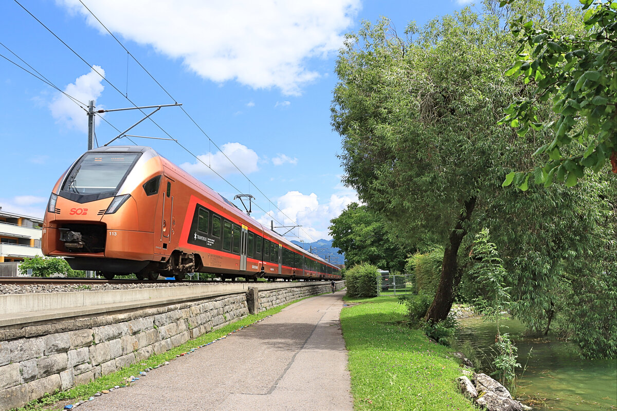 Schmerikon, am allerobersten Zipfel des Zürichsees: Voralpen Express SOB  Traverso  526 213/113 am Gestade des Obersees, 9.Juli 2021 
