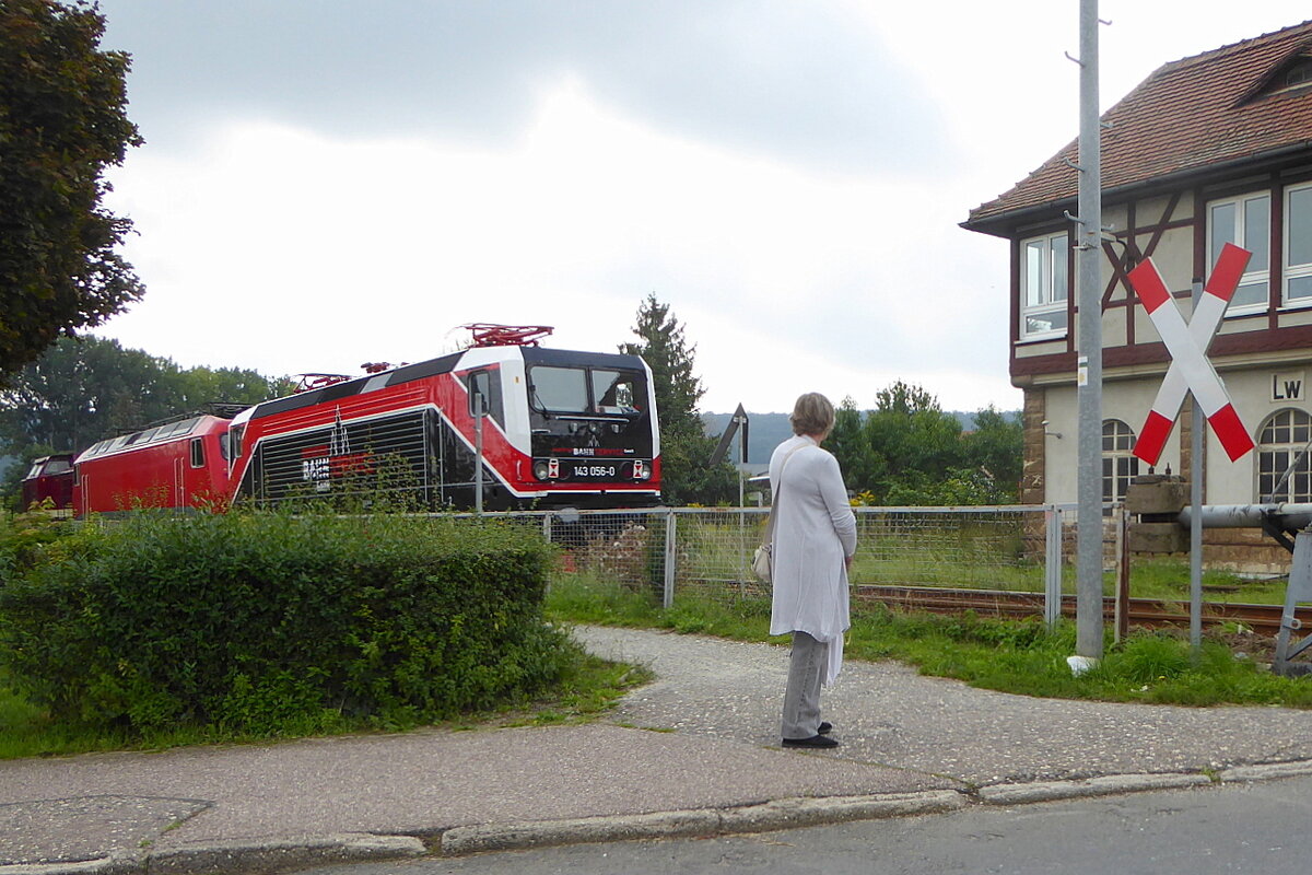 Schnappschuss am 02.09.2021 am Stellwerk Lw in Laucha an der Unstrut. Die EBS 110 001-5 bringt die FWK 156 002 & die 143 056 von Karsdorf nach Naumburg Hbf. (Foto: Günther Göbel)