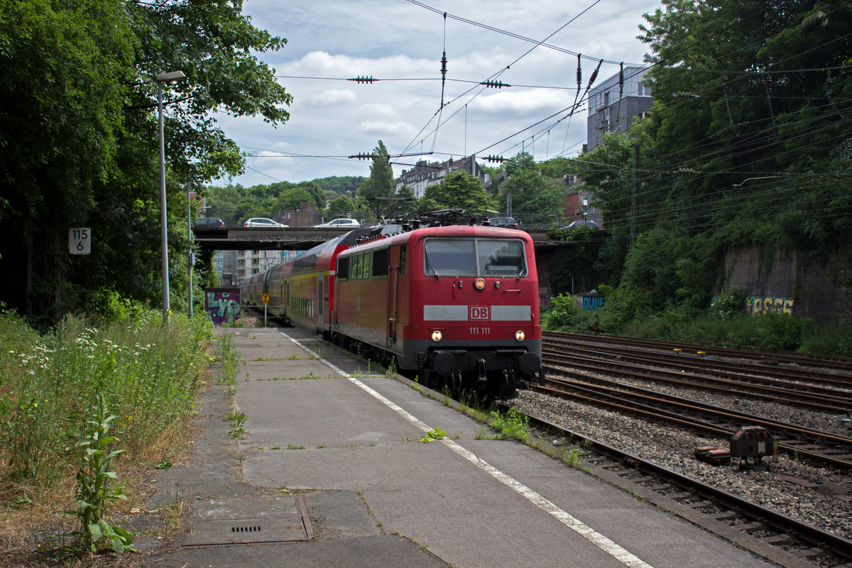 Schnapszahllok 111 111 war am 08.06.17 fr den RE4 eingeteilt. Hier erreicht sie mit ihrer DOSTO-Garnitur Wuppertal Hauptbahnhof.