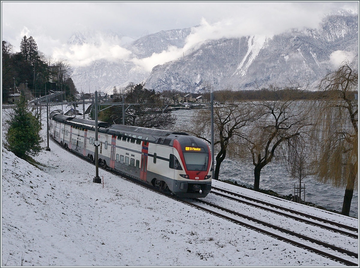 Schnee am Ufer des Genfer Sees ist relativ selten und wenn dann schmilzt er durch die Wärme des Sees recht rasch. Somit nutzte ich bei einem kleine Spaziergang sozusagen jede Flocke um die zumindest augenscheinlich winterliche Stimmung festzuhalten. 

Der SBB RABe 511 036 ist kurz vor Villeneuve von Annemasse nach St-Maurice unterwegs. 

25. Januar 2021