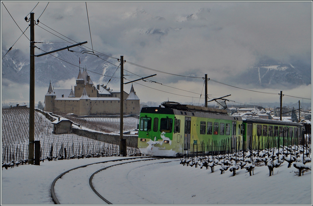 Schneebilder der ASD sind nicht selten, doch nicht all zu oft stammen sie aus Aigle: Der ASD Regionalzug 428 in den Weinbergen oberhalb von Aigle. 
2. Februar 2015