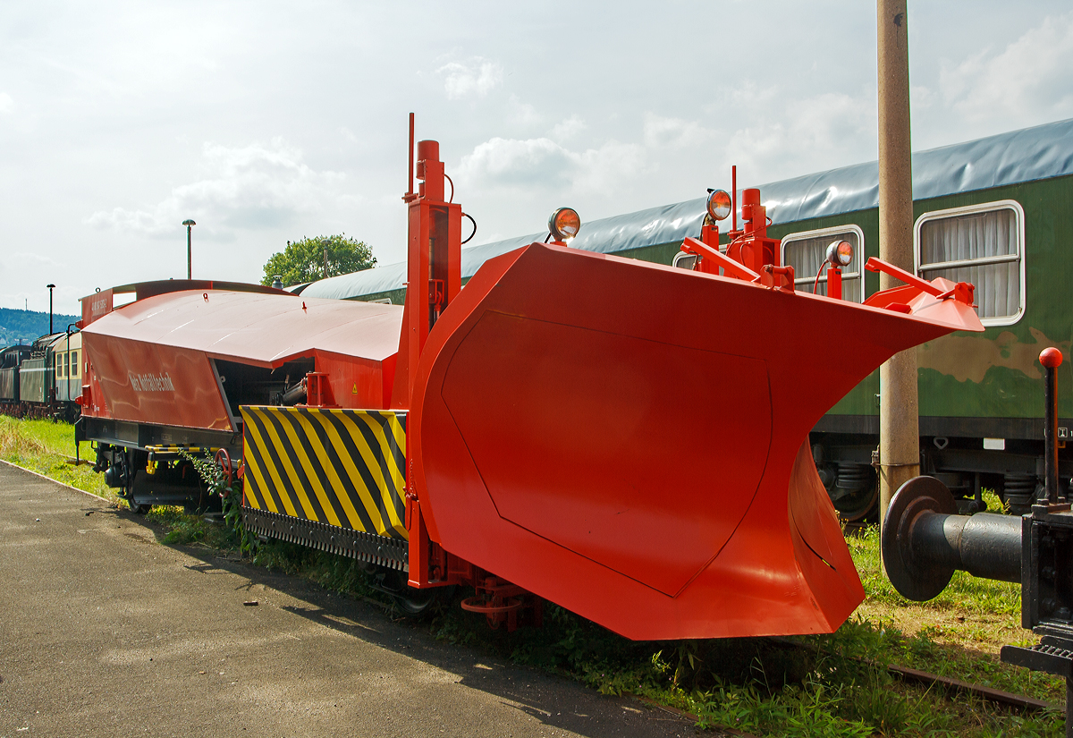 
Schneepflug der Bauart 850, Schweres Nebenfahrzeug Nr. 40 80 947 5 203-2 der DB Netz AG - Maschinenpool, am 24.08.2013 im Dampflokwerk Meiningen. 

Hergestellt wurde er 1993 im RAW Meiningen unter der Fabriknummer 004/1993.

Als Ersatz für die 1992 noch vorhandenen 21 alten Klima-Schneepflüge BA 844 und 845 beauftragte die DB BZA Minden die Zentralstelle für Wagentechnik der DR in Delitsch einen funkferngesteuerten Schneepflug ohne eigenen Antrieb zu entwickeln. Anfang 1993 wurde der Prototyp an die DB geliefert. Die Räumtechnik vom Typ PB 2000 wurde von der Fa. Beilhack geliefert, der wagentechnische Teil wurde vom RAW Meinigen gebaut. Dies war dann bei den folgenden 5 Fahrzeugen auch so.

Zweiachsiges Fahrgestell mit fest angebautem Kombinationsschneepflug PB 2000 von Beilhack, der sowohl als Keilpflug als auch als rechts bzw. links räumender Seitenpflug einsetzbar ist. Er ist kombinierbar mit seitlich ausschwenkbaren Seitenpflügen. Zudem befindet sich auf dem Fahrgestell ein von einem Kleindieselmotor angetrieben Hydraulikaggregat für die Bedienhydraulik, Ballastgewicht und Schneestaub- abweisender Verkleidung.    

Technische Daten:
Räumbreite mit eingefahrenen Seitenflügeln:  3,05 m      
Räumbreite mit ausgefahrenen Seitenflügeln:  6,20 m      
Länge über Puffer:  12.900 mm   
Gewicht der  Räumtechnik: ca. 8 t  
Eigengewicht:  40 t      
Höchstgeschwindigkeit: 120 km/h, vorangestellt (geschoben) von 80 km/h. 
Kleister befahrbarer Radius: 120 m