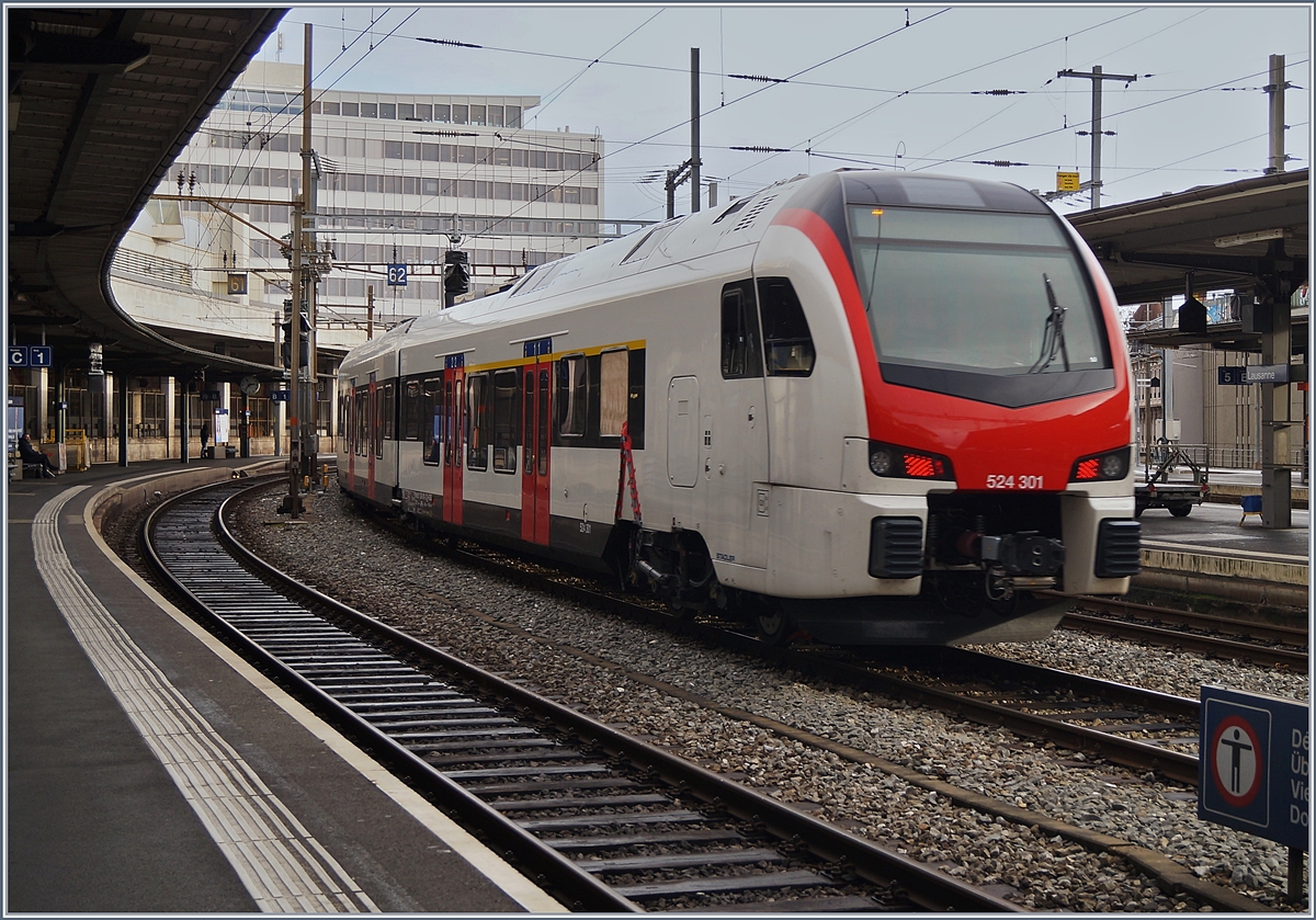 Schneller als erwartet und damit leicht Bewegnngsunscharf verlässt der neue TILO FLIRT RABe 524 301 (UIC 94 85 2 524 301-0 CH-SBB) Lausanne. 

28. Nov. 2019