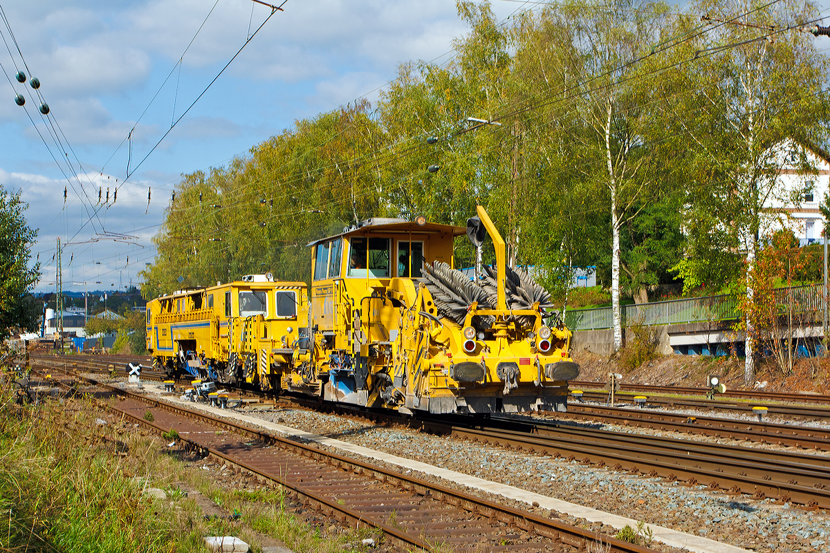 
Schnellschotterplaniermaschine SSP 110 SW und Zweischwellenstopfmaschine 09-32 CSM der DGU - Deutsche Gleisbau Union (Koblenz) fahren am 27.09.2014 im Zugverband (Schotterpflug voraus) durch Kreuztal in Richtung Süden (Siegen).