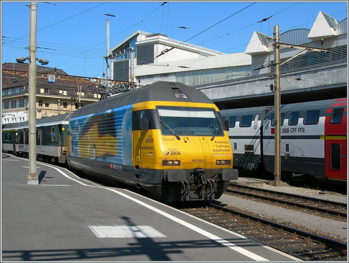 Schön, aber nur kurz zu sehnen war die SBB Re 460 006-0  Hundert Jahre Postauto .
Lausanne, den 23. Nov. 2006 