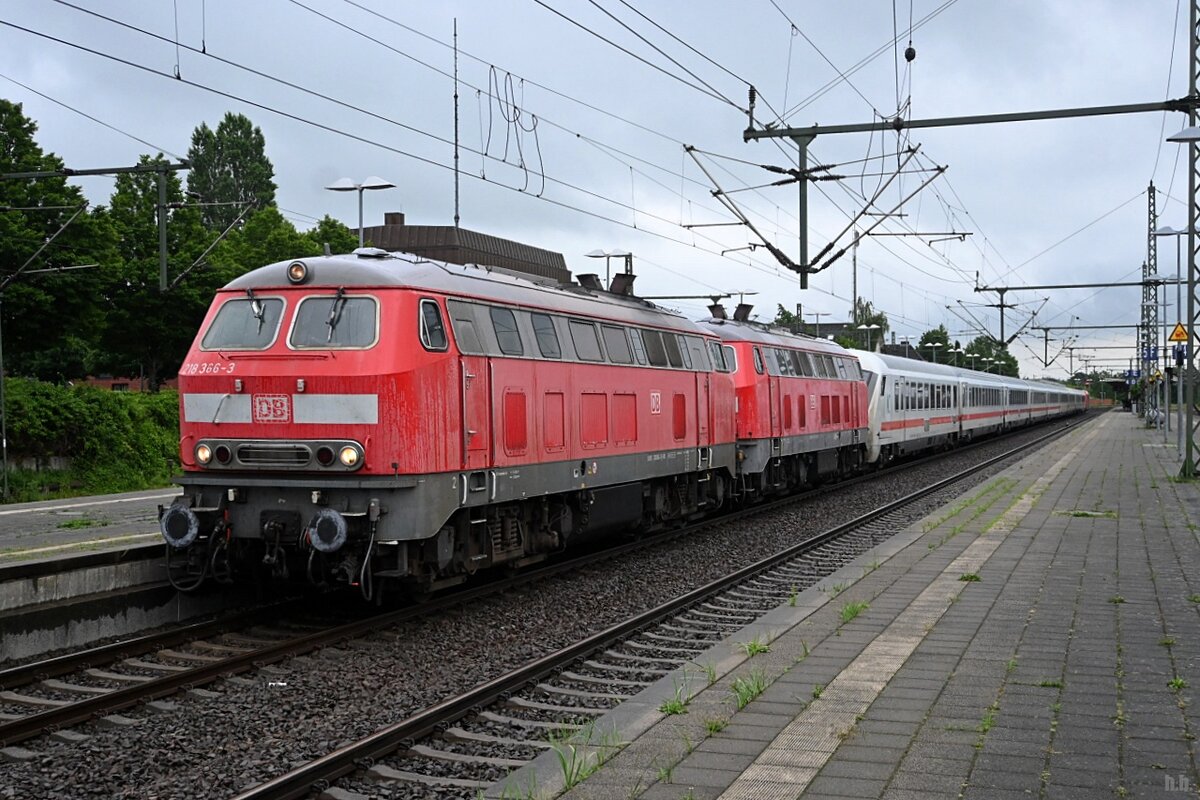 schön abgerockt:218 366-3 und 218 369-7 stand mit den IC nach westerland/sylt,in itzehoe,01.07.22