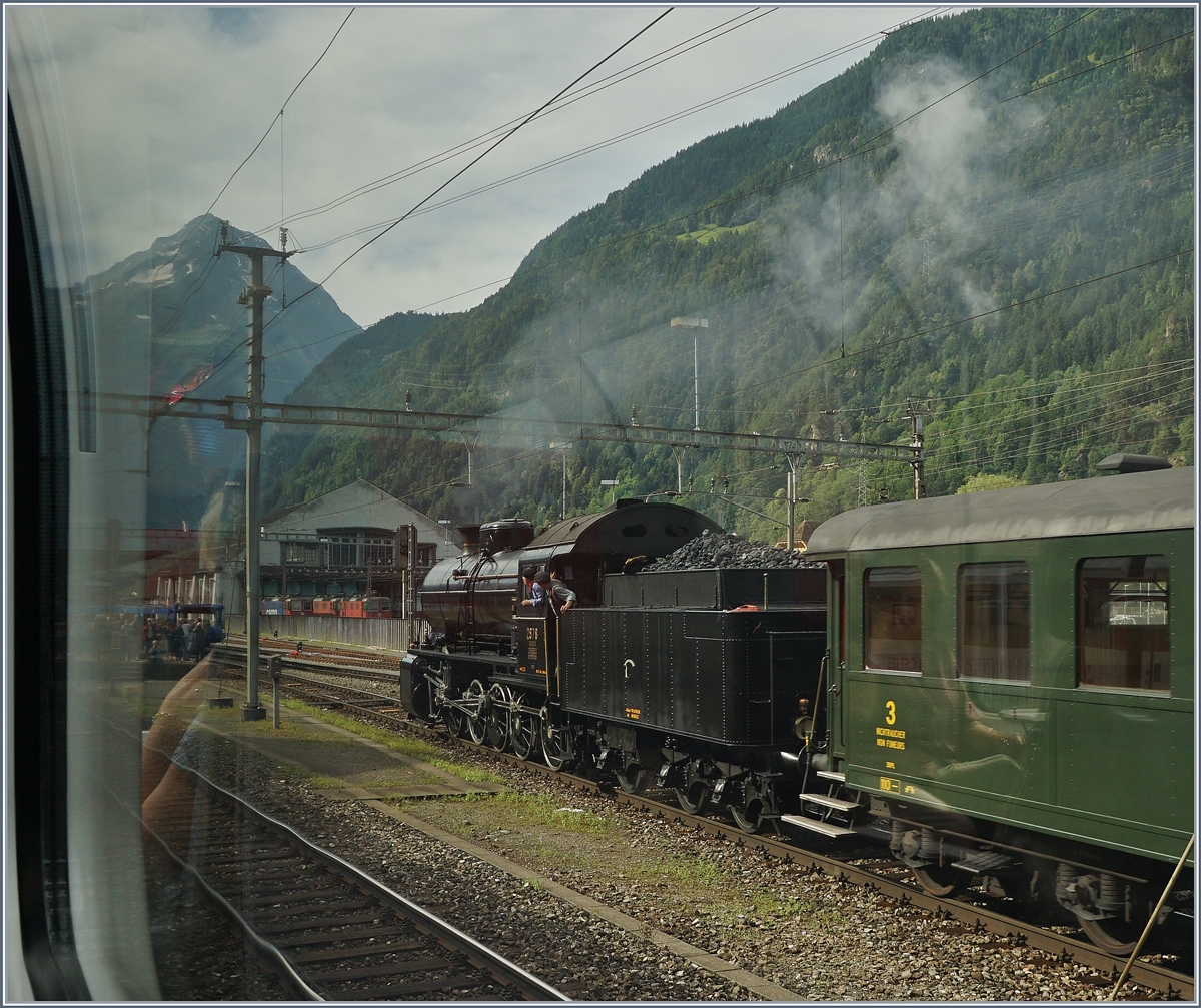 Schne Aussichten, wenn auch durch den ungewollten Spiegeleffekt der Panoramascheiben etwas getrbt: Eine Fahrt ber den Gotthard!
Die C 5/6 2978 stellt in Erstfeld den SRF Extrazug nach Biasca bereit.
28. Juli 2016