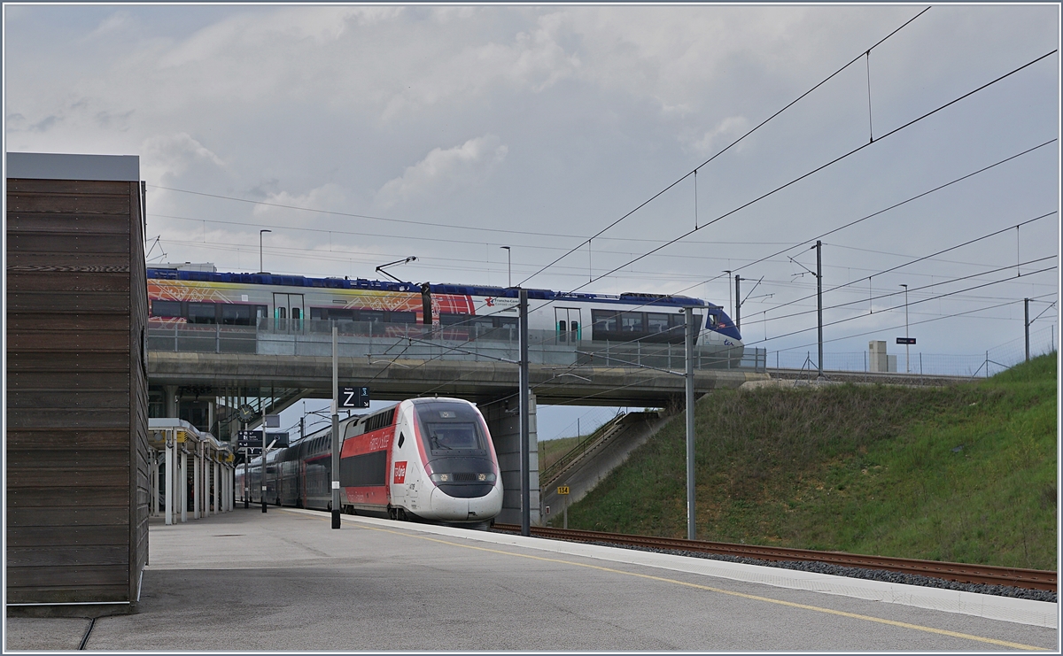 Schon fast ein Klassiker: Meroux TGV und Belfort-Montbelier TGV mit TER und TGV. 

24. April 2019