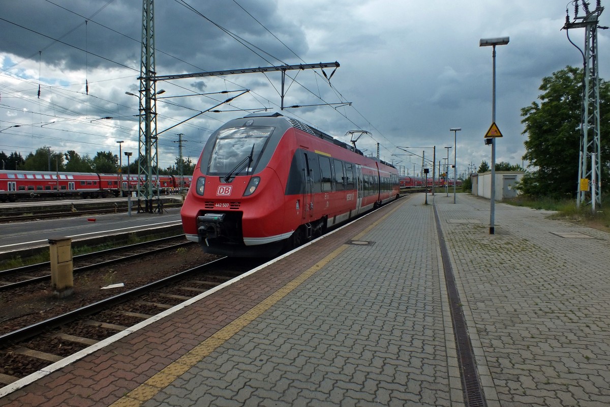 Schon irgendwie ziemlich klein sind die Talent-II-Zweiteiler, die von Cottbus aus ber Doberlug-Kirchhain nach Falkenberg gurken. Reichen aber anscheinend auch aus. Besonders voll war 442 007 nicht, als er am 30.5.14 in Cottbus einfuhr.