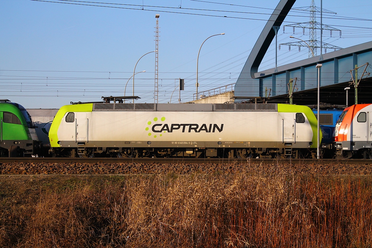 Schon länger im Captrain Design unterwegs, die 145 094-9 steht hier abgestellt an der blauen Brücke in Hamburg-Waltershof. 06.02.2015