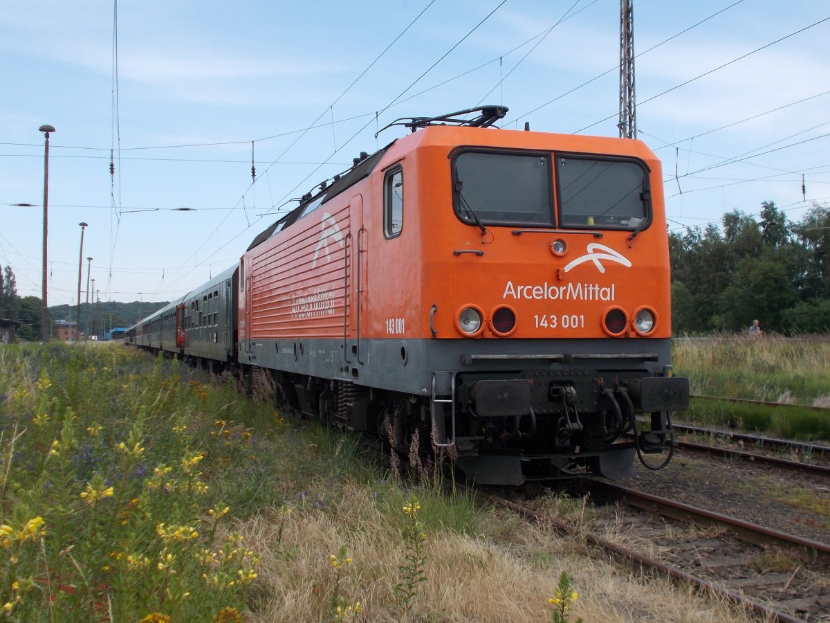 Schon Stammgast die EKO-Trans 143 001 mit dem Störtebekersonderzug in Bergen/Rügen am 05.Juli 2014.