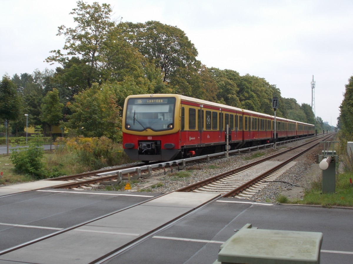 Schon wieder auf dem Heimweg war ich,am 14.September 2014,als ich in Petershagen am Bahnübergang warten mußte.Die Wartezeit bis die Schranken wieder geöffnet wurden konnte ich noch nutzen um ein 481 von Strausberg kommend in die Station Petershagen Nord zu fotografieren.