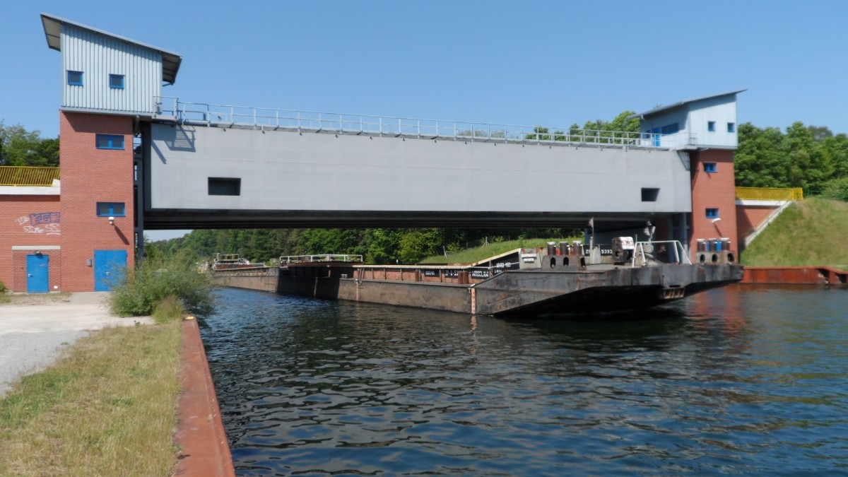 Schubboot  Bizon 156  aus Stettin mit Schubverband im Oder - Havel - Kanal am 22.05.14 um 11:15 Uhr. Fahrt in Richtung Niederfinow. Bild 1.