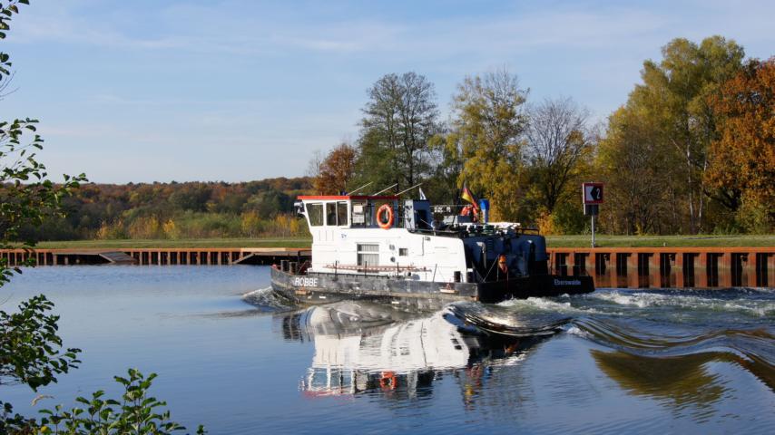 Schubboot Robbe aus Eberswalde am 22.10.13 um 14:00 Uhr im O-H-Kanal bei Marienwerder - Bild 2