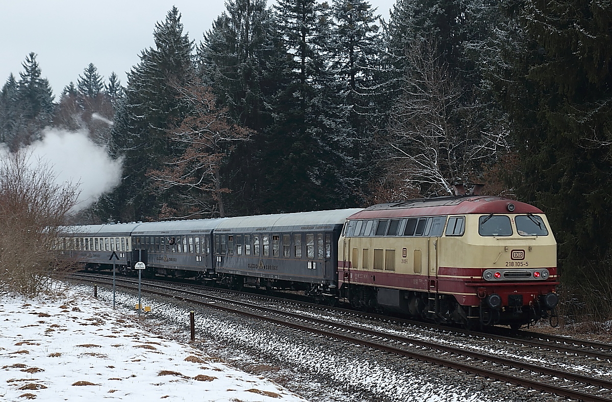 Schublok  des Classic Courier von Nürnberg nach Singen mit 001 150-2 an der Spitze war 218 105-5 (Röthenbach 19.03.2018)