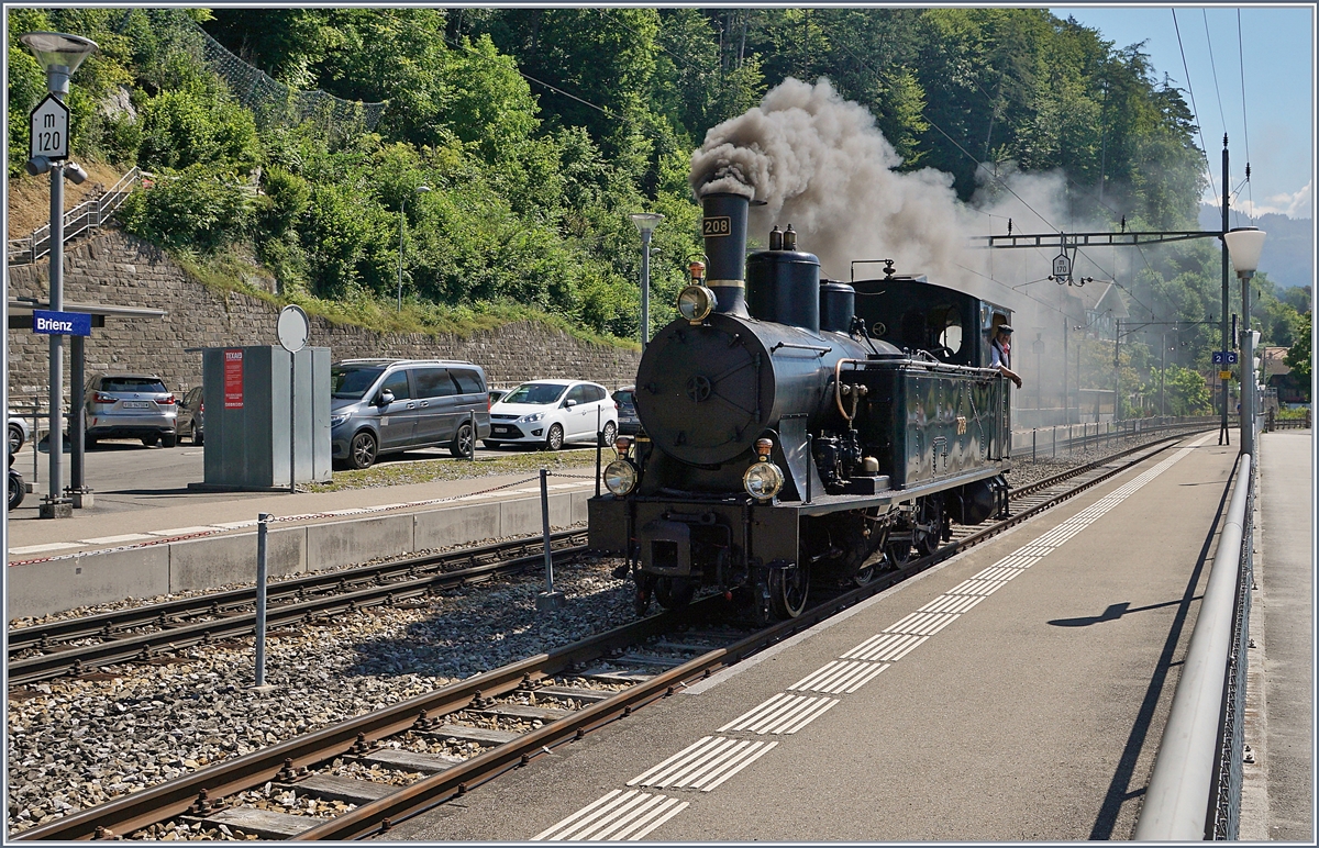 Schweizer Dampftage Brienz 2018: Kräftig rauchend nähert sich die SBB G 3/4 208 der Ballenberg Dampfbahn in Brienz ihrem Zug.
30. Juni 2018