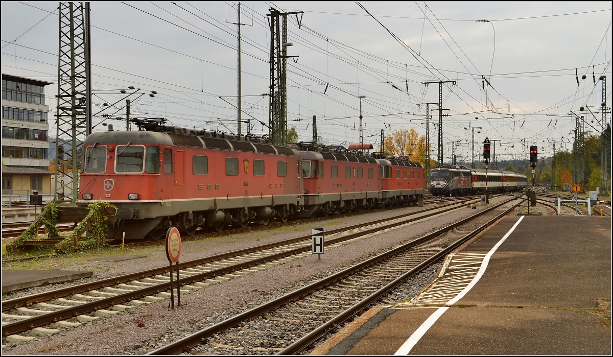 Schweizverkehr in Singen. Drei Re 6/6 warten auf ihren Einsatz vor Güterzügen im Gotthardverkehr und die Hoffnung auf eine 115 wird übertroffen, denn die Autozug 115 509-2 gibt sich die Ehre. Oktober 2015.