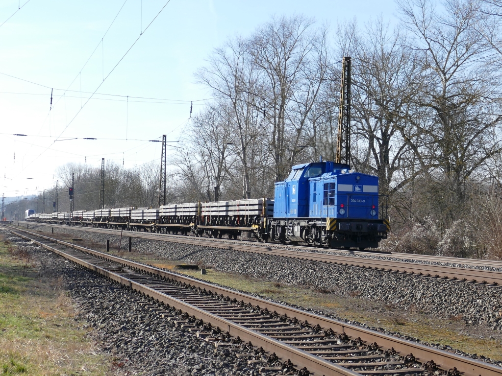 Schwellenzug im Sandwich (der Nachschu�). IntEgro 223 152 mit einem Schwellenzug und der PRESS 204 033(92 80 1202 817-3 D-PRESS) am Zugschluss nach Jena-G�schwitz, am 09.02.20223 in Naumburg (S) Hbf.