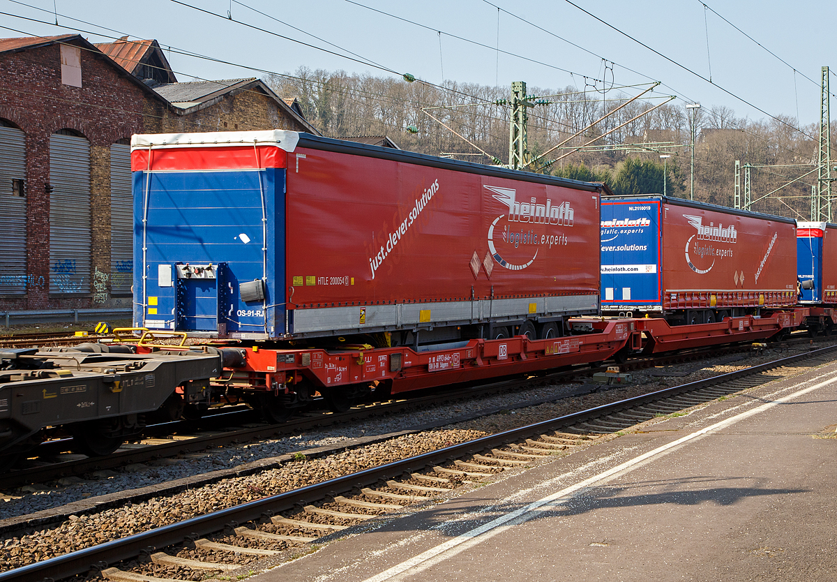 Sechsachsiger Gelenk-Taschenwagen (Doppeltaschenwagen in Gelenkbauart vom Typ T3000e), 31 80 4993 646-7 D-DB der Gattung Sdggmrs 738.1, der DB Cargo AG, beladen mit Sattelanhngern, am 25.03.2022 im Zugverband bei einer Zugdurchfahrt im Bf Betzdorf/Sieg.

Diese Wagen vom Typ T3000e wurde von Tatravagnka a.s. in Poprad (Slowakei) ab 2015 gebaut, die Entwicklung und auch Lizenzgeber ist die Ferriere Cattaneo SA in Giubiasco (Schweiz). Die Fabrikschilder kann man links am Wagenende erkennen. Baugleiche Wagen sind auch bei Kombiverkehr, Cemat, der CFL und Wascosa im Einsatz, die jeweils die Gattungskennzahl 4956 haben. Mgliche Ladeeinheiten sind zwei kranmanipulierbare Sattelauflieger oder alternativ bis zu vier Wechselbrcken und/oder Container. Dafr besitzt der Wagen einen dreifach verstellbaren Sttzbock sowie fr die Ladungseinheiten feste und klappbare Aufsetzzapfen auf den Langtrgern. Das maximale Zuladegewicht betrgt fr Sattelauflieger 2  40 t; die Basishhe liegt bei 270 mm ber SO.

Zwischen 2015 und 2018 beschafft DB Cargo weitere 500 dieser Wagen vom Typ T3000e, die jedoch nicht ss-fhig sind und als Sdggmrs 738.1 bezeichnet werden (anstelle der Sdggmrss 738). Durch technische nderungen wird der Verschlei an Radstzen und Bremssohlen im Vergleich zum Vorgngermodell reduziert.

TECHNISCHE DATEN:
Spurweite: 1.435 mm
Eigengewicht: 34.500 kg
Lnge ber Puffer: 34.030 mm
Drehzapfenabstand: 2 x 14.200 mm
Achsabstand in den Drehgestellen: 1.800 mm
Laufraddurchmesser: 920 mm (neu) / 860 mm (abgenutzt)
Ladelnge: 2  16,100 mm
Max. Radsatzlast (S): 20 t
Max. Ladegewicht bei Streckenklasse D : 100 t
Max. Geschwindigkeit: 100 km/h (beladen) / 120 km/h (leer)
Bremse: 2 x DK-GP-A
Bremssohle: Jurid 816M (K-Sohle)
Kleinster  befahrbarer Kurvenradius: R 75 m (R 150 m im Zugverband)
Intern. Verwendungsfhigkeit: TEN – GE