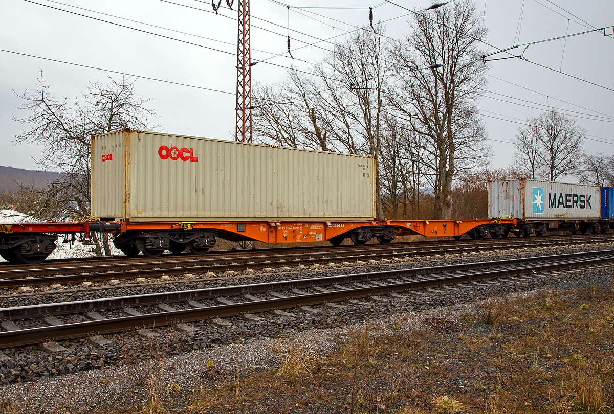 Sechsachsiger Gelenkwagen (Gelenk-Containertragwageneinheit), der Gattung Sggrss 80´ (33 52 4960 042-0 BG-WASCO) der WASCOSA AG (eingestellt in Bulgarien) am 18.03.2021 im Zugverband bei der Durchfahrt in Rudersdorf (Kr. Siegen) an der Dillstrecke (KBS 445) in nördlicher Richtung. 

Diese Gelenkwagen mit sechs Radsätzen sind für den Transport von Großcontainern und Wechselbehältern vorgesehen.

Auf den Außenlangträger des Wagens befinden sich für jede vorgesehene Ladeposition feste und klappbare Aufsetzzapfen zum Festlegen der Ladungseinheiten (gemäß UIC- Merkblatt 592-1 und 2) in verschiedenen Kombinationen.

Das aus zwei Wagenhälften bestehende Untergestell ist eine verwindungsweiche, geschweißte Rahmenkonstruktion aus Walz- und Blechprofilen, gebildet aus den Kopfstücken, den Hauptquerträgern und den äußeren Langträgern. In der Wagenmitte befindet sich eine Übersteigmöglichkeit. Die Bereiche über den Drehgestellen sind durch Bleche versteift, die außerdem als Funkenschutzbleche dienen.

Die Verbindung der beiden Wagenhälften besteht aus einem Gelenklager und seitlichen Gleitstücken. Der Wagen trägt die Anschrift „Vorsichtig rangieren“.

TECHNISCHE DATEN:
Spurweite: 1.435 mm
Länge über Puffer: 26.390 mm
Drehzapfenabstand: 2 x 10.350 mm
Achsabstand in den Drehgestellen: 1.800 mm
Ladelänge: 2 x 12.220 mm
Höhe der Ladeebene über S.O.: 1.155 mm
Eigengewicht: 26.500 kg
Max. Zuladung bei Lastgrenze S: 108,5 t (ab Streckenklasse D)
Max. Zuladung bei Lastgrenze SS: 93,5 t (ab Streckenklasse C)
Max. Geschwindigkeit: 100 km/h (Lastgrenze SS und leer 120 km/h)
Kleinster befahrbarer Gleisbogen: R 75 m 
Bremse: 2 x MH-GP-A 
Bremssohle: Jurid 816M
Feststellbremse: Ja (auf ein Drehgestell)
Verwendungsfähigkeit: TEN GE