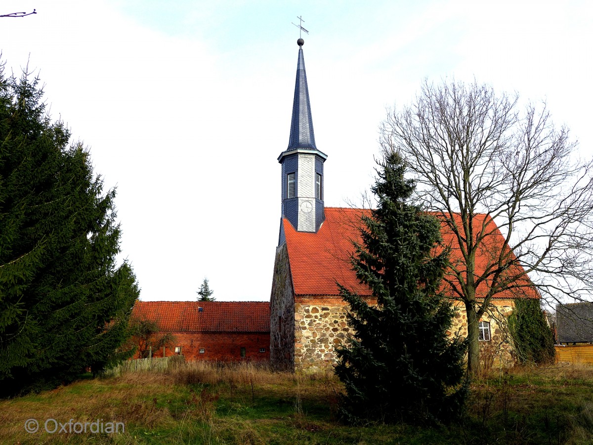 Seebenau bei Salzwedel, Sachsen-Anhalt. Namenlose Feldsteinkirche aus dem Jahre 1852. Trotz ausgezeichnetem Erhaltungszustand ist der Öffentlichkeit der Zutritt zur Kirche verwehrt - ein Ergebnis der Säkularisierung (Entchristlichung) der Bevölkerung in Sachsen-Anhalt.