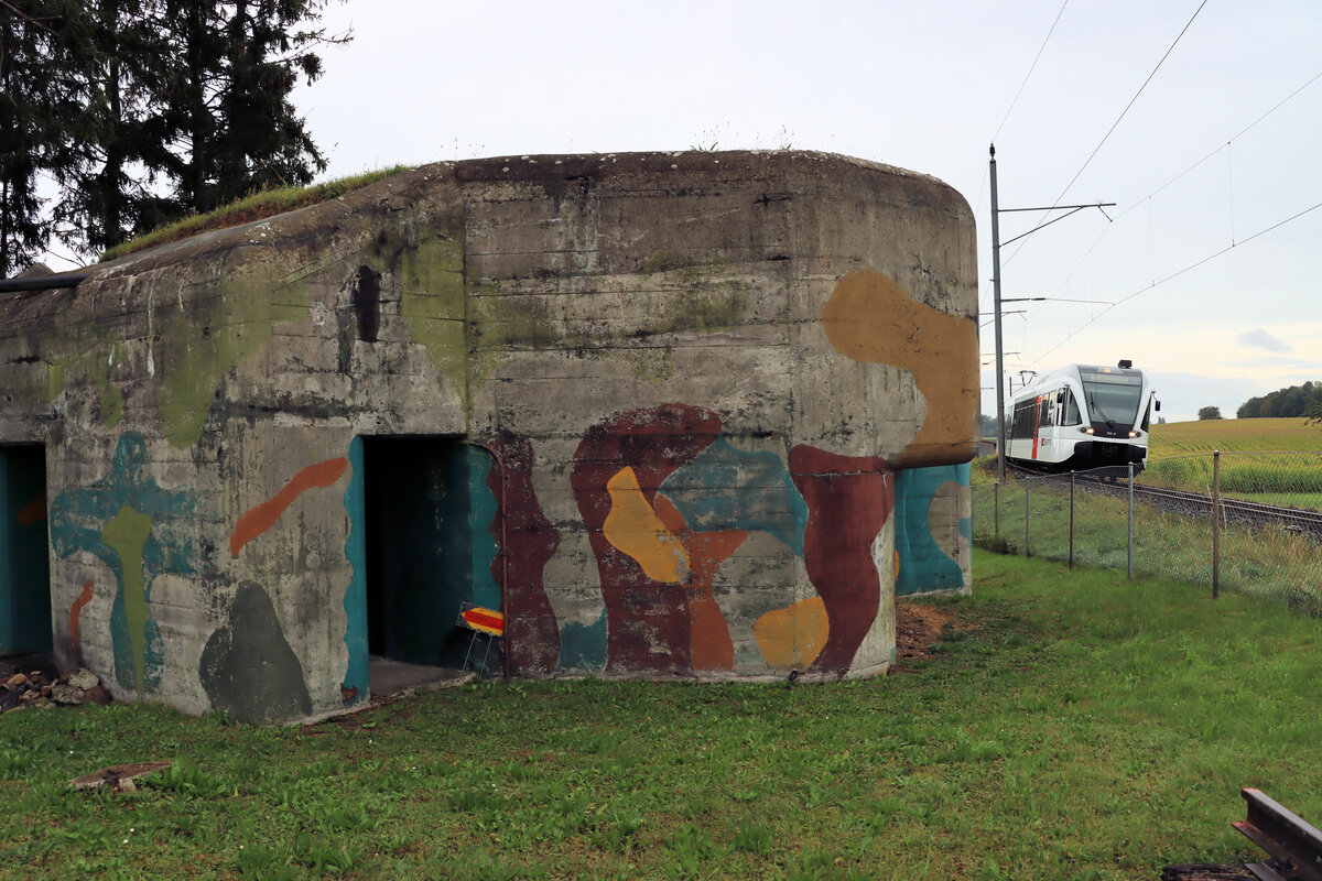 Seelinie Rorschach - Arbon - Romanshorn - Kreuzlingen - Stein am Rhein - Schaffhausen: Der Raum um Kreuzlingen war durch einen riesigen Festungsgürtel nach Norden gesichert. Der Bau dieser Festungen begann 1937; 1995 wurden sie aufgegeben. Thurbo GTW 2/8 782 fährt an einem Festungsbunker vorbei Richtung Triboltingen. 5.Oktober 2021 