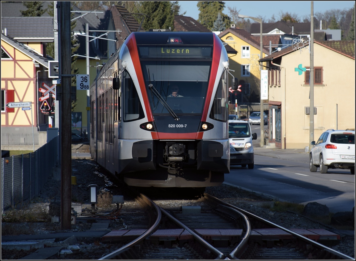 Seetalbahn, RABe 520 008-7 erreicht Seon. Dezember 2016.