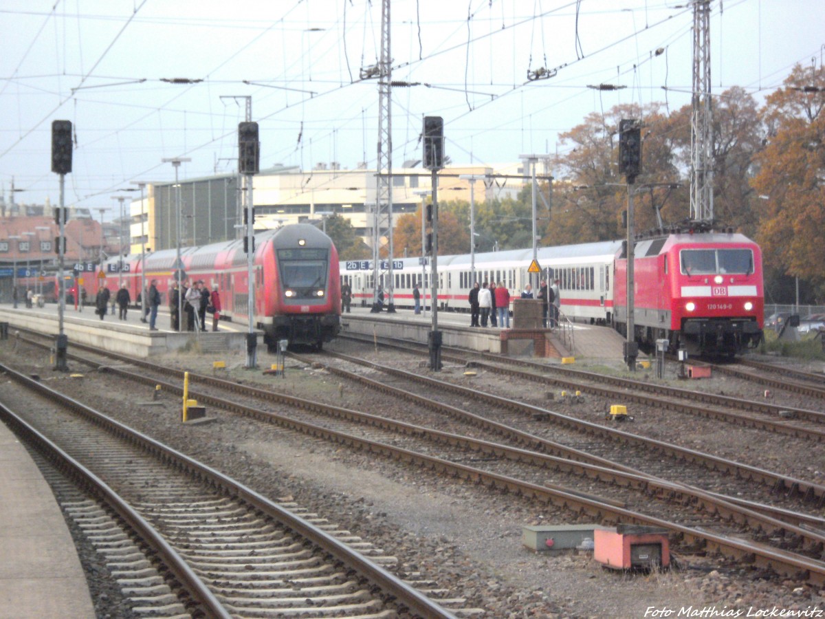 Sehr selten ist eine Doppelausfahrt in Stralsund Hbf / Hier fahren 120 149-0 mit dem IC mit ziel Ostseebad Binz & 112 112 als RE5 mit ziel Holzdorf (Elster) aus Stralsund bf Raus am 12.10.13