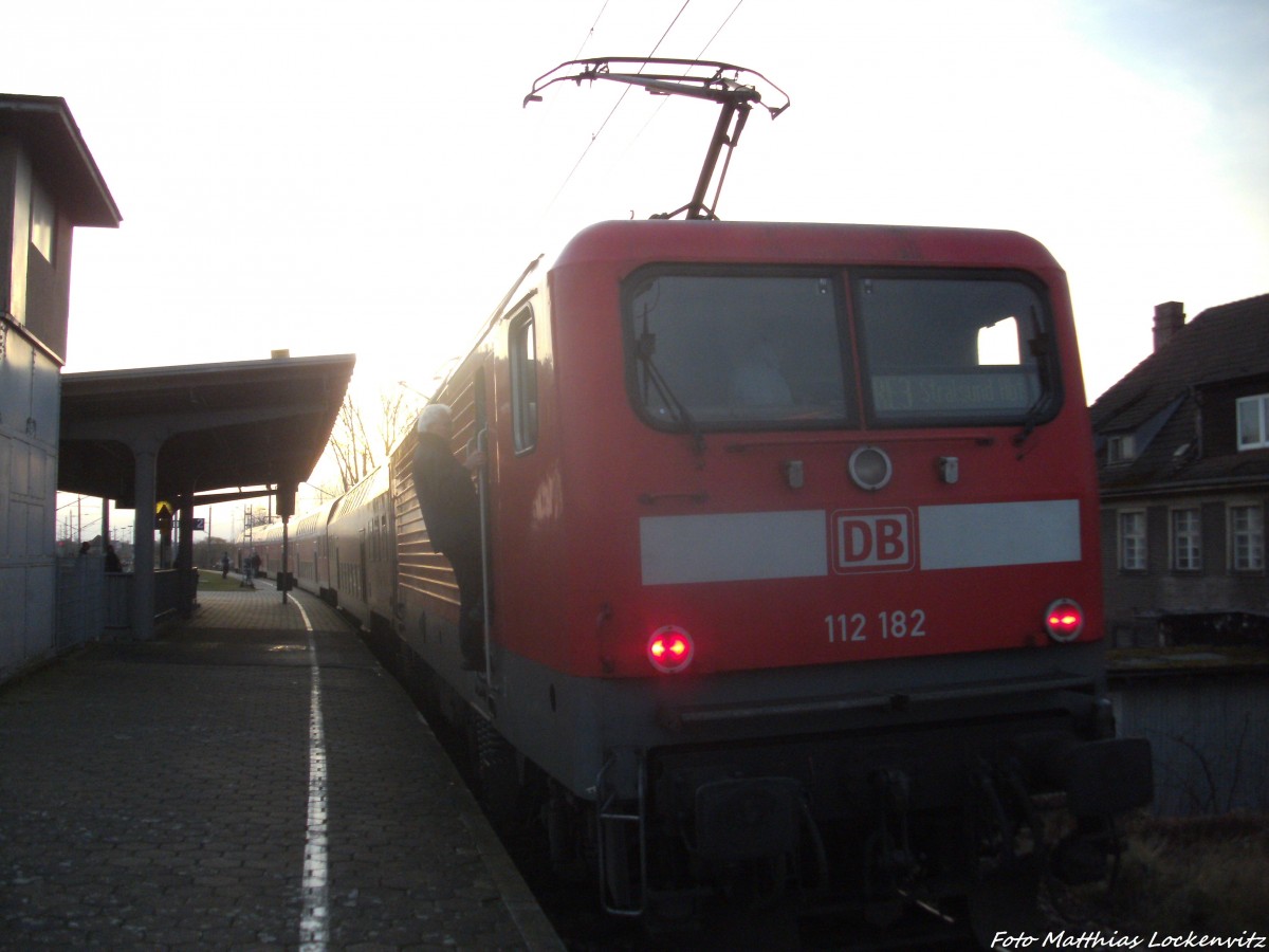 Sehr Selten kam es vor dass der RE3 von Elsterwerda mti ziel stralsund Hbf ber Stralsund Rgendamm umgeleitet wurde wie hier am 7.1.14, wo 112 182 wie hier Stralsund Rgendamm anfahren musste um zum Hbf weiter zufahren