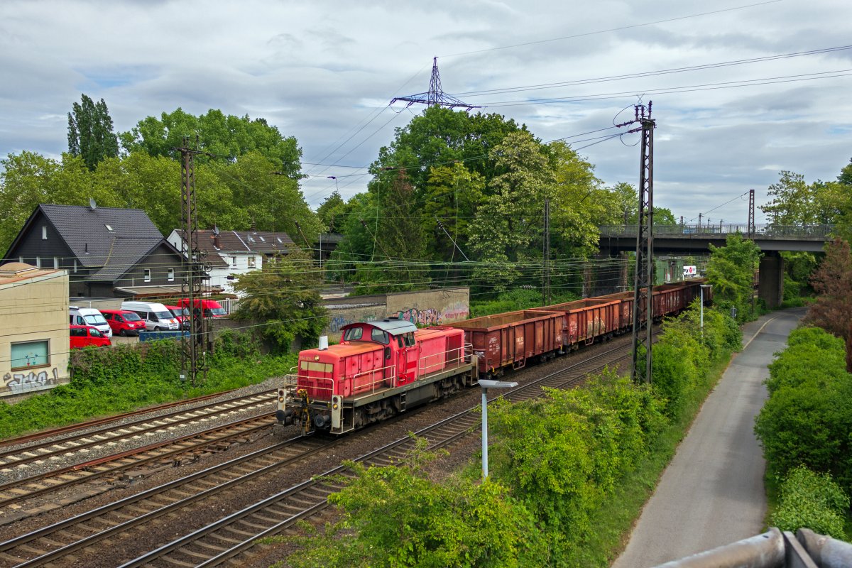 Sehr verblasst prsentiert sich die Lackierung von 294 906 am 16.05.19 in Oberhausen.