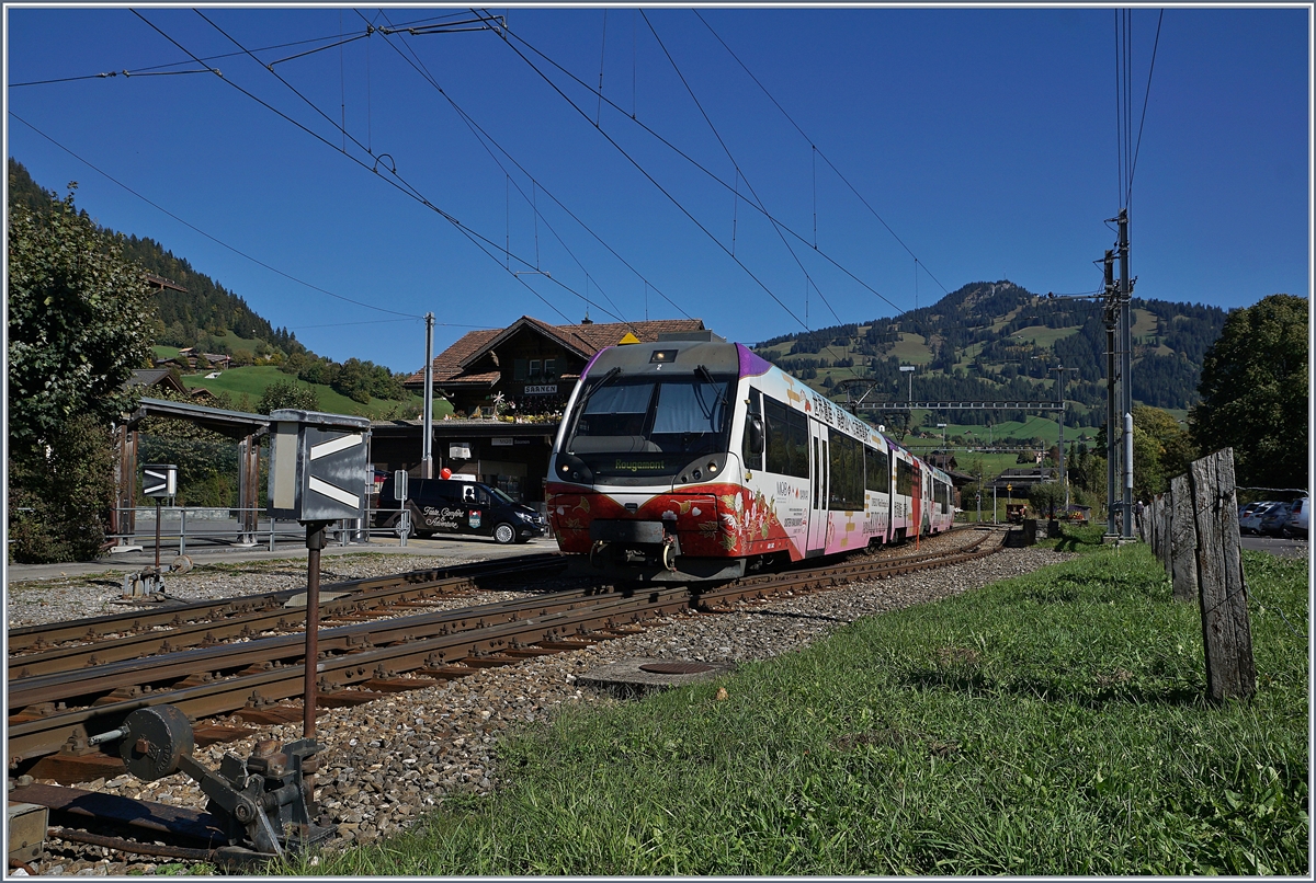 Seit 2017 sind die Montreux-Oberland Bernoise Railway und die Nankai Electric Railway  Sister Railways, was immer dies auch bedeuten mag, neben Aufklebern auf Alpina Triebwagen und einem grossen Werbebanner in Montreux zeigt sich die  Sister Railway  Philosophie in der Farbgebung des  Lenkerpendels  ABt 342 - Be 4/4 5002 - Bt 242, welcher hier als Regionalzug beim Halt in Saanen fotografiert werden konnte.

5. Okt. 2018

