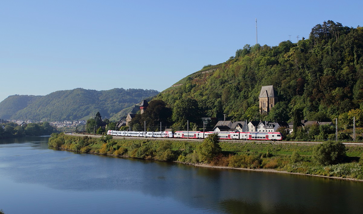 Seit dem 16.03.2015 fahren die Regionalexpresslinien RE 1 (Luxemburg - Koblenz) und RE 11 (Mannheim - Koblenz) zusammengekuppelt zwischen Trier und Koblenz. Gebildet sind diese Züge aus je einem Stadler-KISS der CFL-Reihe 2300 und einem Stadler-FLIRT (DB-Baureihe 429). Am 02.10.2015 ist eine solche Garnitur bei Kobern-Gondorf im Moseltal unterwegs. Zwar könnte man diese Züge in Anlehnung an die Kiss&Ride-Parkplätze an einigen deutschen Bahnstationen als  Flirt&Kiss-Züge  bezeichnen, doch könnte dies möglicherweise zu Missverständnissen führen...