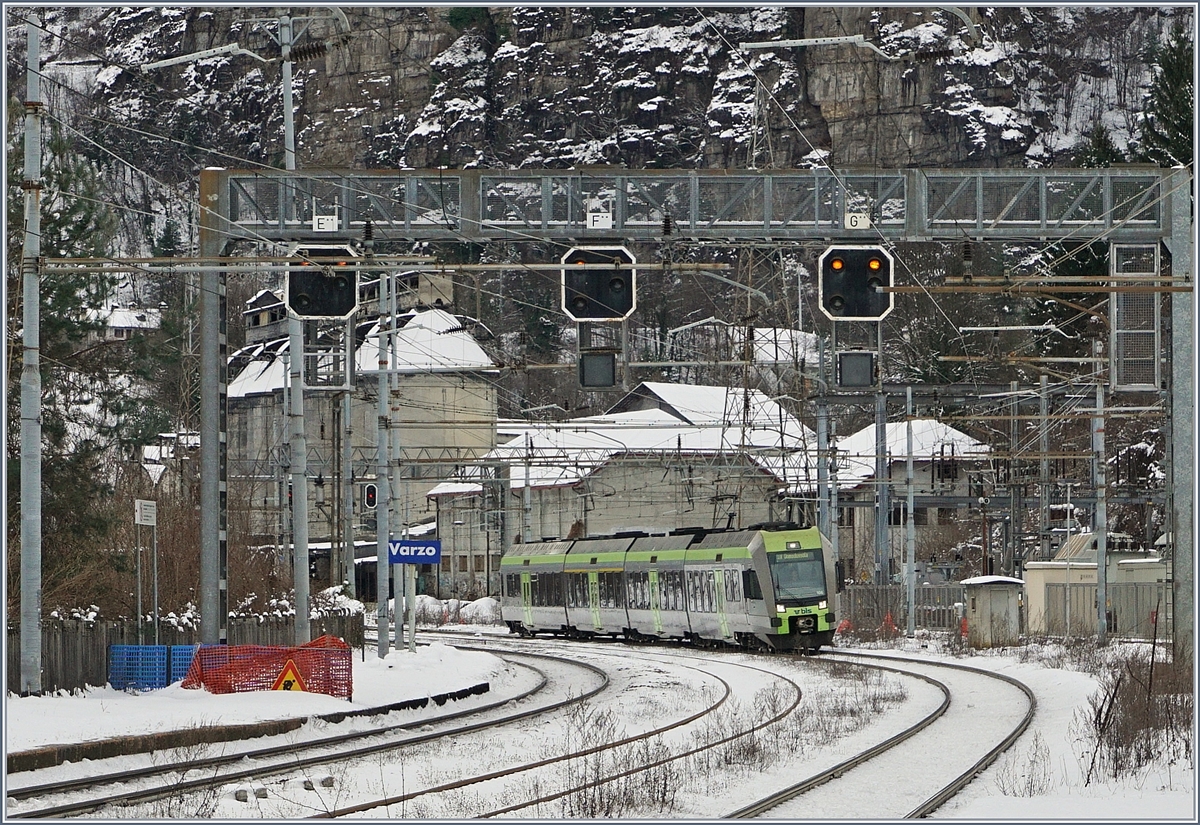 Seit dem Fahrplanwechsel vom 11.12.2016 fährt die BLS mit wenigen Zugspaaren meist in Tagesrandlage bis Domodossola, an Samstagen und Sonntagen verkehrt ein weiters zur Mittagszeit: Hier erreicht der BLS RABe 535 106 Varzo.
7. Jan. 2017