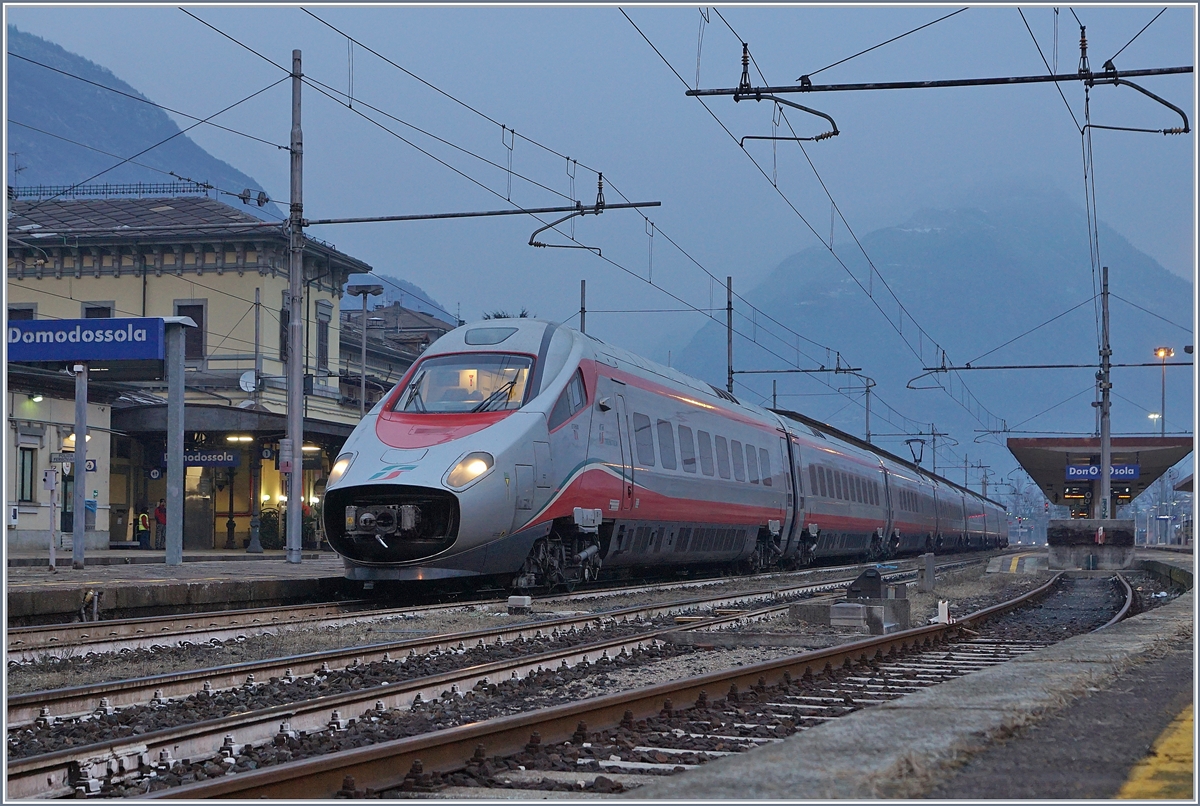 Seit der Einführung des ECE Milano - Frankfurt werden auf der Simplonlinie drei von sieen Zugspaare durch FS Trenitailia ETR 610 abgedeckt.
Das Bid zeigt den aus Genève in Domodossola eingetroffen EC 31, kurz vor der Weiterfahrt nach Milano. 
16. Jan. 2018