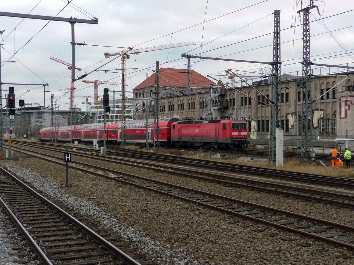 Seit einiger Zeit fährt ein Doppelstockzug mit aus Dresden stammenden Doppelstockwagen auf der Linie RB14 und entlastet so zumindest zeitweise die im Berufsverkehr sehr vollen 442. Dieser Zug, der hier am 15.12. von einer auf die Distanz unerkannt gebliebenen 143 in Richtung Schönefeld geschoben wird, dürfte die letzte Planleistung für eine 143 im Berliner Umland sein.