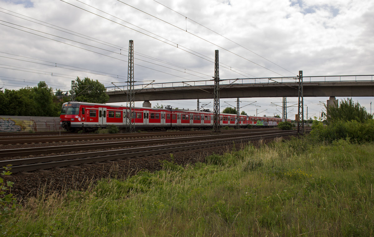 Seit einiger Zeit sind auf der Klner Linie S12 zum Teil wieder 420 unterwegs. Auf dem Weg nach Hennef hat dieses, teils reichlich beschmierte, Prchen vor wenigen Augenblicken in Porz gehalten und wird in Krze Wahn erreichen.