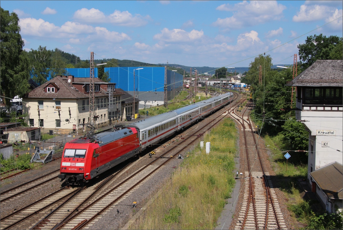 Seit Jahren der Abstinenz von planmäßigen Fernverkehr auf der Ruhr Sieg Strecke hatte 101 077 mit IC 2220 von Frankfurt nach Norddeich Mole die Ehre dieses Kapitel zu beenden. Hier bei der Durchfahrt von Kreuztal am 03.07.2021